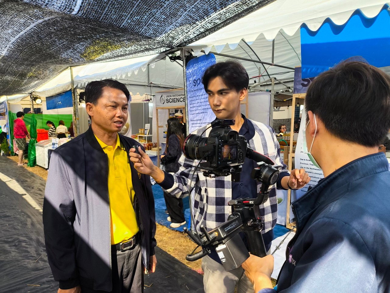 title - วันที่ 7 กุมภาพันธ์ 2568 นายประพันธ์ คำบาง ผู้ตรวจราชการกรม สำนักงานการปฏิรูปที่ดินเพื่อเกษตรกรรม พร้อมเจ้าหน้าที่ ส.ป.ก.อุบลราชธานี ร่วมจัดนิทรรศการ​งานเกษตร​อีสาน​ใต้​ ประจำปี​ พ.ศ.​ 2568​ ณ​ คณะเกษตรศาสตร์ มหาวิทยาลัย​อุบลราชธานี